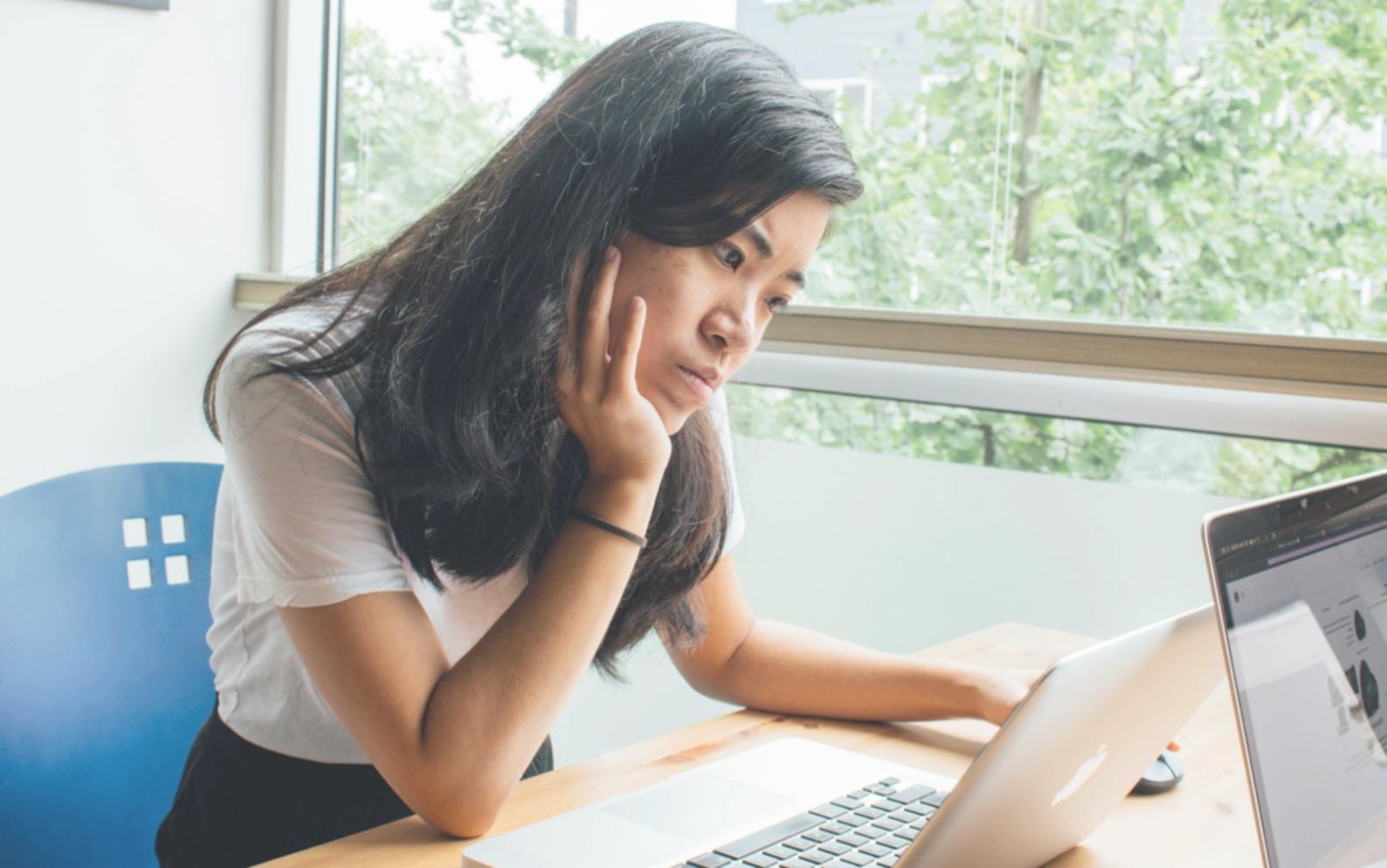 Estudiante aprendiendo finanzas de forma flexible